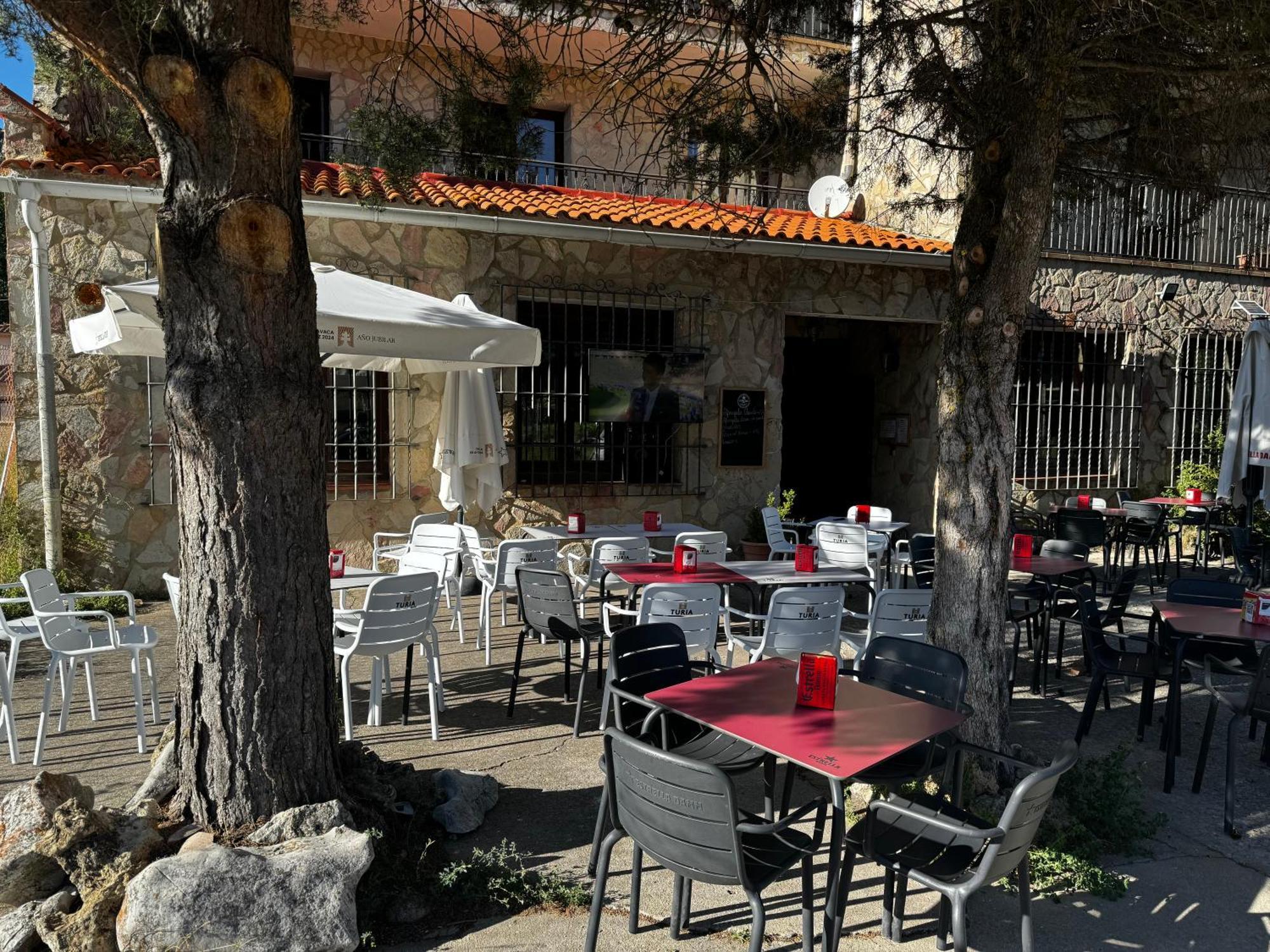 Hotel Restaurante Rio Cuervo Vega del Cadorno Exterior photo